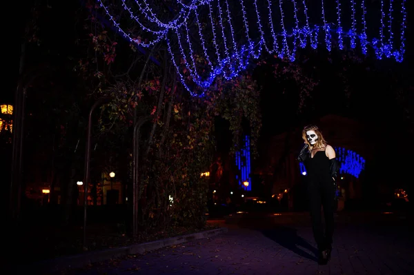 Хэллоуин череп макияж девушки носить в черном на ночной улице Си — стоковое фото