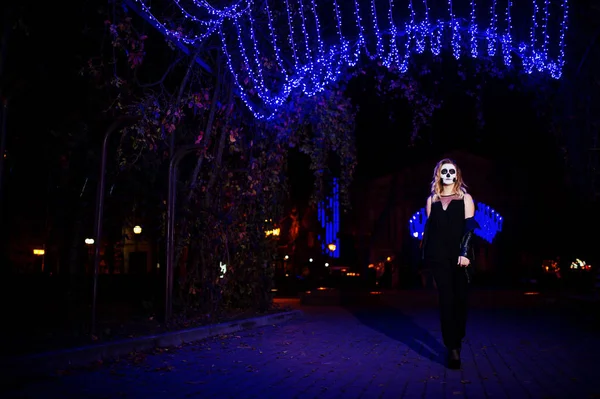 Хеллоуїн череп макіяж дівчина носити в чорному на нічній вулиці Чі — стокове фото
