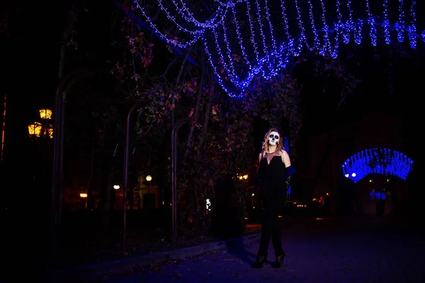 Halloween skalle göra upp flicka slitage i svart på natten gatan av ci — Stockfoto