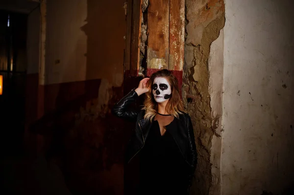 Cadılar Bayramı kafatası makyaj kız giyim siyah gece CI sokak — Stok fotoğraf