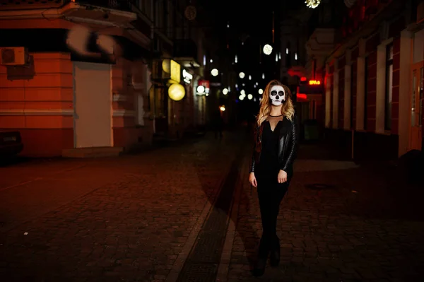 Halloween lebka tvoří oblečení dívka v černém v noci pouliční CI — Stock fotografie