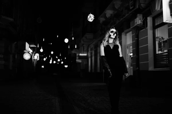 Schedel voor Halloween Make-up meisje slijtage in black's nachts straat van ci — Stockfoto