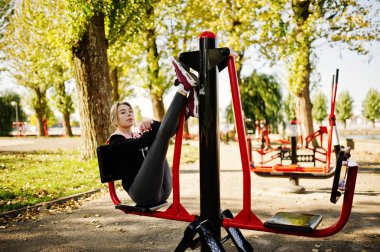 Eğitim ve egzersiz stree üzerinde açık havada genç kız vardır