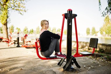 Eğitim ve egzersiz stree üzerinde açık havada genç kız vardır