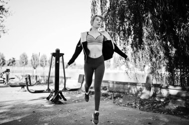 Eğitim ve egzersiz stree üzerinde açık havada genç kız vardır