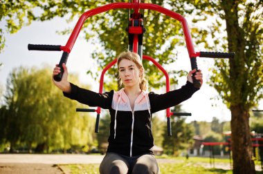 Eğitim ve egzersiz stree üzerinde açık havada genç kız vardır