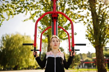 Eğitim ve egzersiz stree üzerinde açık havada genç kız vardır