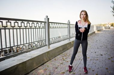 Genç kız eğitim ve açık havada egzersiz vardır. Spor, 