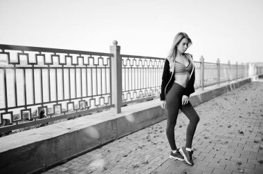 Genç kız eğitim ve açık havada egzersiz vardır. Spor, 