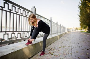 Genç kız eğitim ve açık havada egzersiz vardır. Spor, 