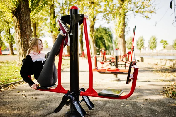 少女は、訓練や体操など屋外のストレスマネジメント — ストック写真