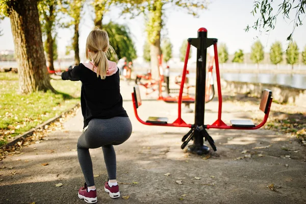 Ung flicka har utbildning och gör övning utomhus på stree — Stockfoto