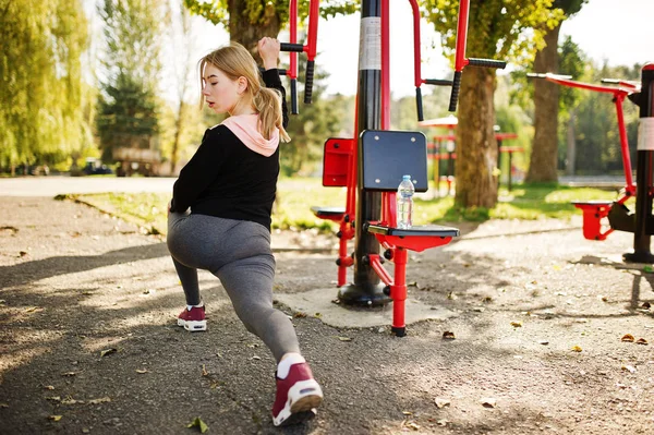 Young girl has the training and doing exercise outdoors on stree — Stock Photo, Image