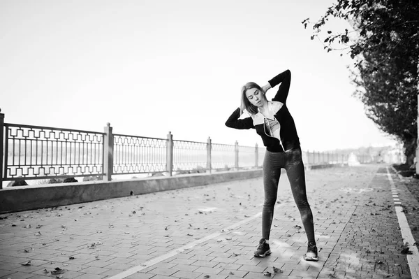 Jeune fille a la formation et faire de l'exercice à l'extérieur. Le sport , — Photo