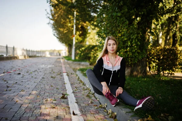 Young girl has the training and doing exercise outdoors. Sport, — Stock Photo, Image