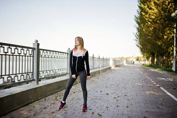 Chica joven tiene el entrenamiento y hacer ejercicio al aire libre. Deporte , — Foto de Stock