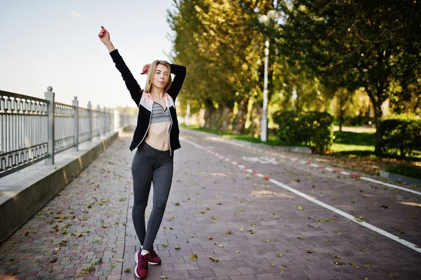 Молодая девушка тренируется и делает упражнения на открытом воздухе. Спорт , — стоковое фото