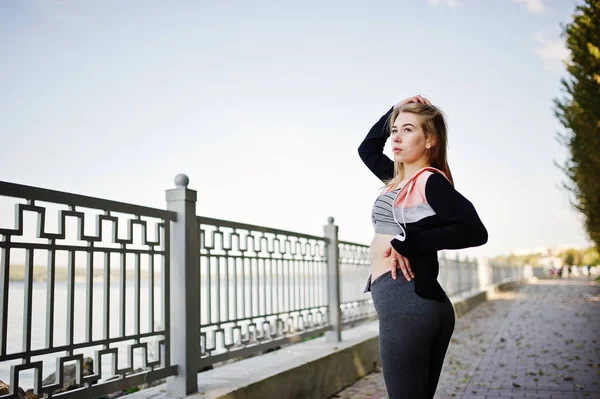 Jovem tem o treinamento e fazer exercício ao ar livre. Desporto , — Fotografia de Stock