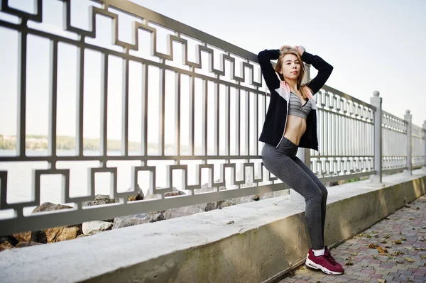 Chica joven tiene el entrenamiento y hacer ejercicio al aire libre. Deporte , —  Fotos de Stock