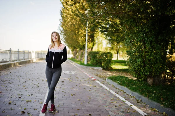 Jeune fille a la formation et faire de l'exercice à l'extérieur. Le sport , — Photo