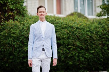 Moda ve şık lise mezunu el içinde portresi