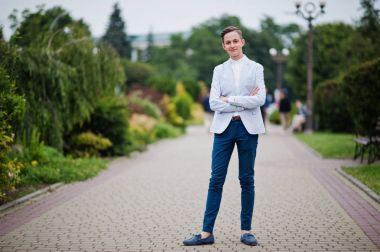 Resmi süslü elbise poz içinde yakışıklı bir genç adam portresi 