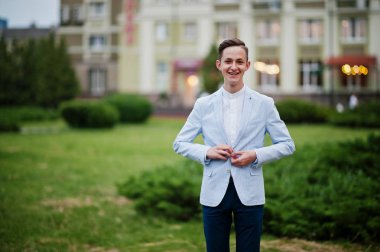 Yakışıklı genç bir adam portresi serin elbise poz giyinmiş 