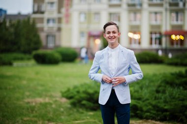 Yakışıklı genç bir adam portresi serin elbise poz giyinmiş 