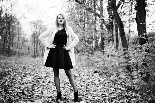 Genç sarışın kız pembe ceket, sonbahar park üzerinde poz verdi.. — Stok fotoğraf