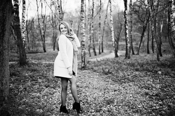 Young blonde girl at pink coat posed on autumn park. — Stock Photo, Image