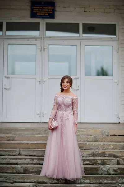 Portrait d'une jolie fille debout et posant dans les escaliers — Photo