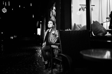 Gece şehir Caddesi'nde yürürken dreadlocks ile kız.