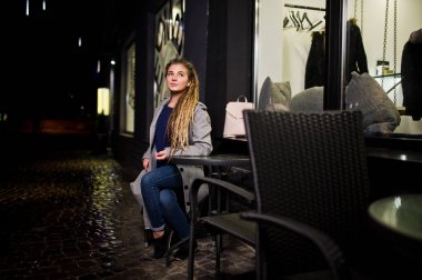 Gece şehir Caddesi'nde yürürken dreadlocks ile kız.