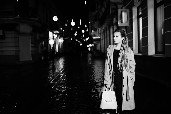 Menina com dreadlocks andando na rua da noite da cidade . — Fotografia de Stock