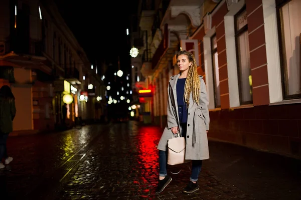 Menina com dreadlocks andando na rua da noite da cidade . — Fotografia de Stock