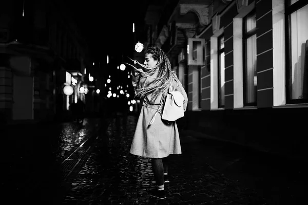 Gadis dengan gimbal berjalan di jalan malam kota . — Stok Foto