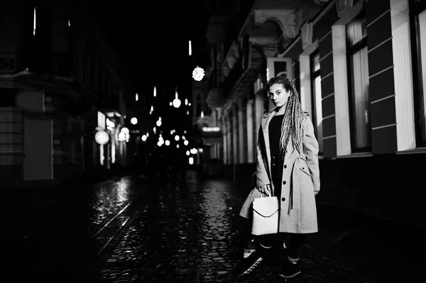 Menina com dreadlocks andando na rua da noite da cidade . — Fotografia de Stock