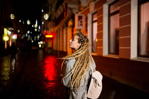 Menina com dreadlocks andando na rua da noite da cidade . — Fotografia de Stock