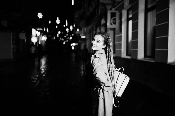 Lány a raszta, séta, éjszakai Street, a város. — Stock Fotó