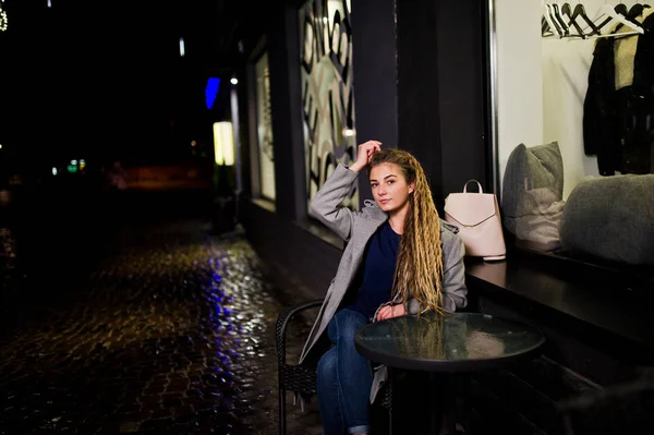 Menina com dreadlocks andando na rua da noite da cidade . — Fotografia de Stock