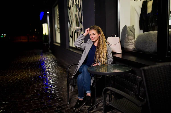 Menina com dreadlocks andando na rua da noite da cidade . — Fotografia de Stock