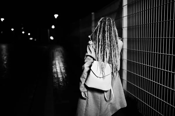Chica con rastas caminando en la calle de la noche de la ciudad . — Foto de Stock