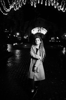 Kız karşı gar şehrin gece Street yürüyüş dreadlocks ile
