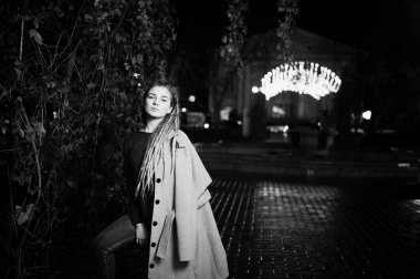 Kız karşı gar şehrin gece Street yürüyüş dreadlocks ile