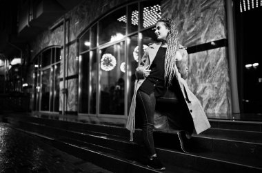 Gece şehir Caddesi'nde yürürken dreadlocks ile kız.