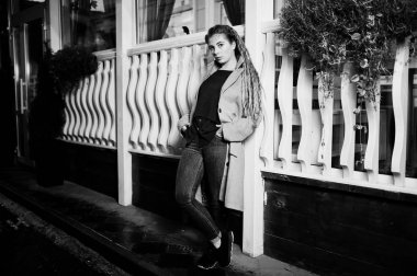 Gece şehir Caddesi'nde yürürken dreadlocks ile kız.