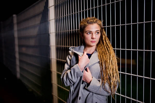 Chica con rastas caminando en la calle de la noche de la ciudad . — Foto de Stock