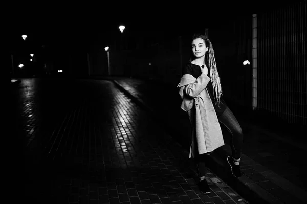 Chica con rastas caminando en la calle de la noche de la ciudad . —  Fotos de Stock