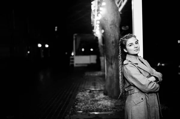 Chica con rastas caminando en la calle de la noche de la ciudad . —  Fotos de Stock