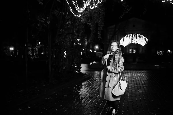 Meisje met dreadlocks wandelen's nacht straat van de stad tegen gar — Stockfoto